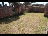 07219 ostia - regio i - insula xii - caseggiato a tabernae (i,xii,10) - westseite - 1. laden von norden - bli ri sueden - ri 2. und 3. laden - 06-2024.jpg